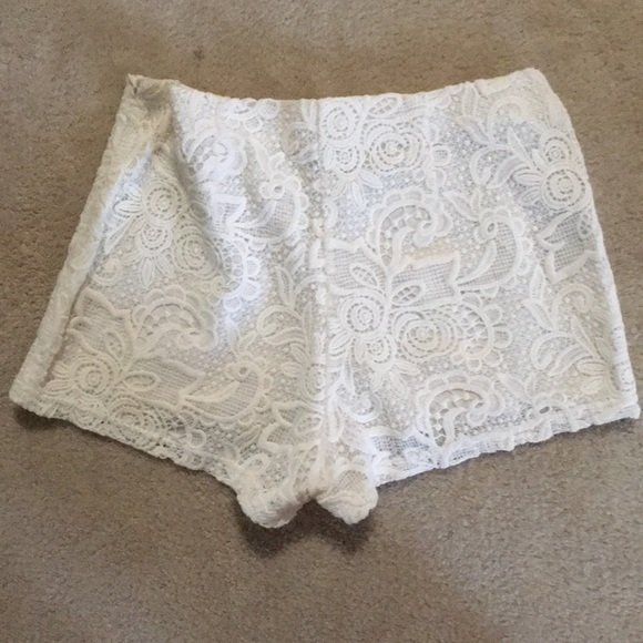 White patterned shorts - Picture 2 of 2